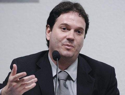 Professor da Universidade Federal de Pernambuco, Rodrigo Assad  à mesa em pronunciamento participa de audiência pública da Comissão Parlamentar de Inquérito (CPI) da Espionagem